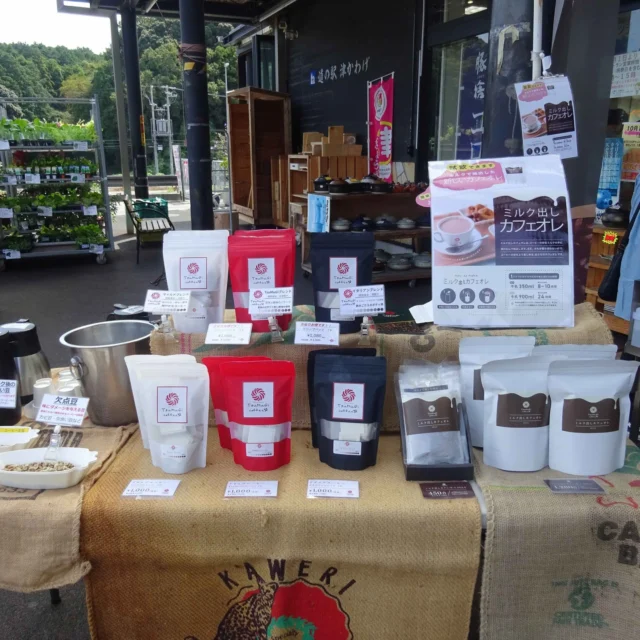 10月は、道の駅津かわげ玄関前広場にて、毎週木曜日にTsuMuGi coffee　試飲をしています。

飲み比べできるので、違いが分かりやすいですね。

まだまだ、日中は暑いので、新発売のミルクカフェオレもおすすめです。
牛乳パックに、豆を入れて作るのが、おすすめだそうです。

こだわり自家焙煎、香り高く深みあります。まずは、試飲してくださいね。
皆様のお越しをお待ちしております。

#津市#津市コーヒー#珈琲#水出しコーヒー#ミルク出しコーヒー#道の駅#道の駅津かわげ#試飲会