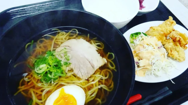 道の駅津かわげレストラン
津のものキッチン🍴です。

本日の日替わり定食880円
醤油ラーメン（唐揚げ付き）です。

地元ブランド米「新米の黒田米ごはん」が付いていてうれしいですね！

明日16日の日替わりは、ラーメン後、イカ天ですよ！

お近くにお越しの際は、お立ち寄りくださいね！

#津市ランチ#道の駅グルメ#津市グルメ#津のものキッチン#津市#道の駅#ラーメン#日替わり定食