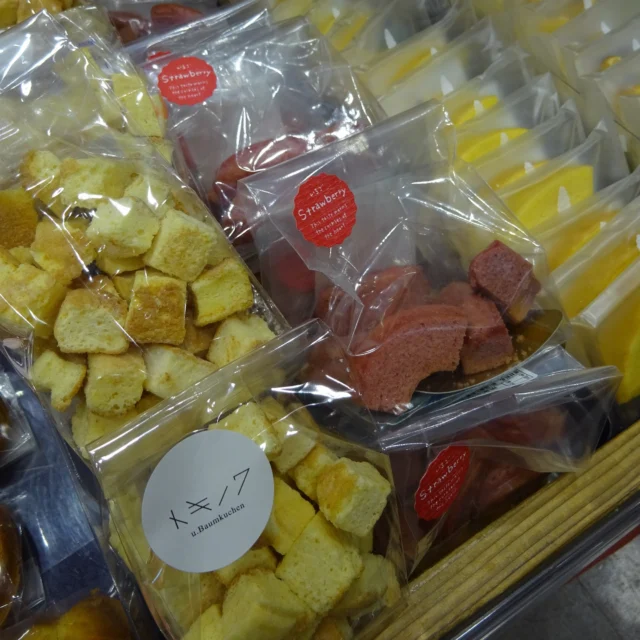 道の駅津かわげです！トキノワのバームクーヘン入荷しました！第28回全国菓子大博覧会　農林水産大臣賞受賞

ドライブ中に気軽に食べていただけます様に、小袋になっています。

その他、津市の老舗和菓子、洋菓子
たけや製菓「各種和洋菓子」
風月堂「和菓子」
平治煎餅「生どらやき」
とらや本家「パウンドケーキ」「観音さん」など、ほっと一息、甘いスイーツで休憩してくださいね。

#観光三重
#津市おでかけ
#道の駅
#道の駅グルメ
#津市銘菓