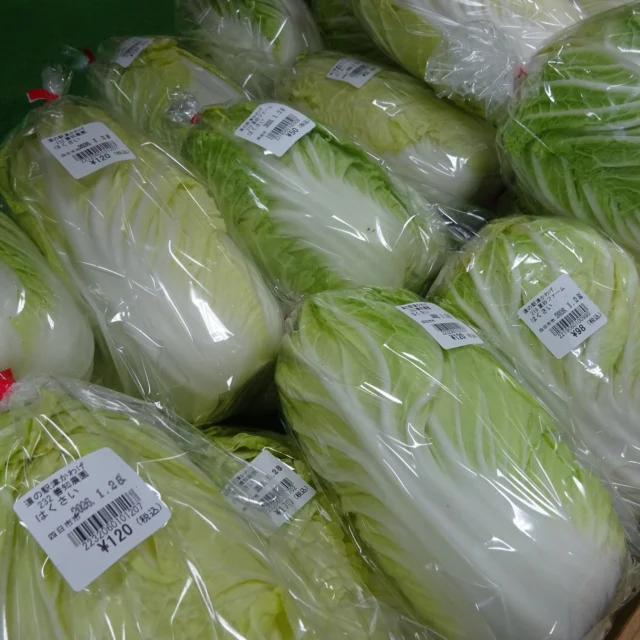 道の駅津かわげ1/28産直情報！地元の畑から直送！！冬野菜、いちご、ミカン等今が旬✨甘くておいしいです。

卵もうれしい増量✨

道の駅では、規格外のお野菜が出ている事もあります！！

顔より大きいブロッコリーや、大きい大根、キャベツや白菜など。

今日は、白菜、あまり葉が巻いてないですが、小ぶりで激安、余らず使いきれる！

さつま芋小ぶりサイズ、焼いたり、蒸し時間が短く、小食な方でも食べきれますね！

廃棄野菜を減らして、地元農家さんの負担を減らし、美味しい野菜作りが続けられます様に、道の駅津かわげでは、食の安全、安心を心がけています。

#道の駅
#津市おでかけ
#直売所
#SDGs