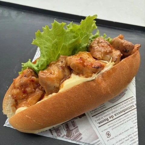 道の駅津かわげベーカリーより、来月限定のドック試作中!! ゴロゴロチキンが、入って、ボリューム満点！

特製焼肉ソーズが旨味が引き立て最後まで飽きずに食べれます。
お楽しみに✨

#観光三重
#津市おでかけ
#道の駅グルメ