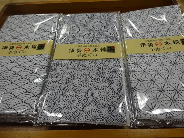 🌿三重県津市の伝統工芸品🌿
白井織布の小物が只今入荷！！

丁寧に織り上げられた生地の温もり
縦縞や、チェック柄がとても美しく表情も魅力的です。
（写真以外にも筆入れやポーチ...）

毎日使うものだからこそ、お気に入りを選びたいですね✨

また、お土産にも✨

道の駅津かわげ店内でご覧くださいね

#白井織布 #織物 #道の駅
